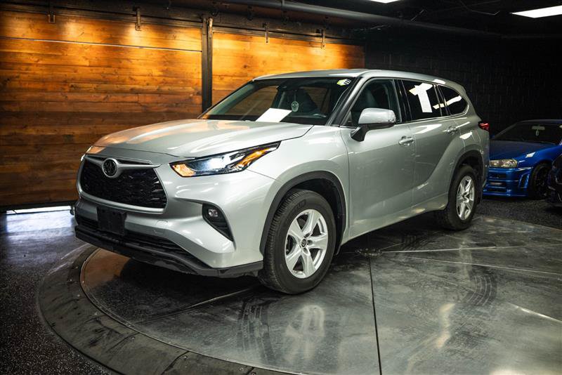 Used 2022 Toyota Highlander LE AWD/4WD image 2