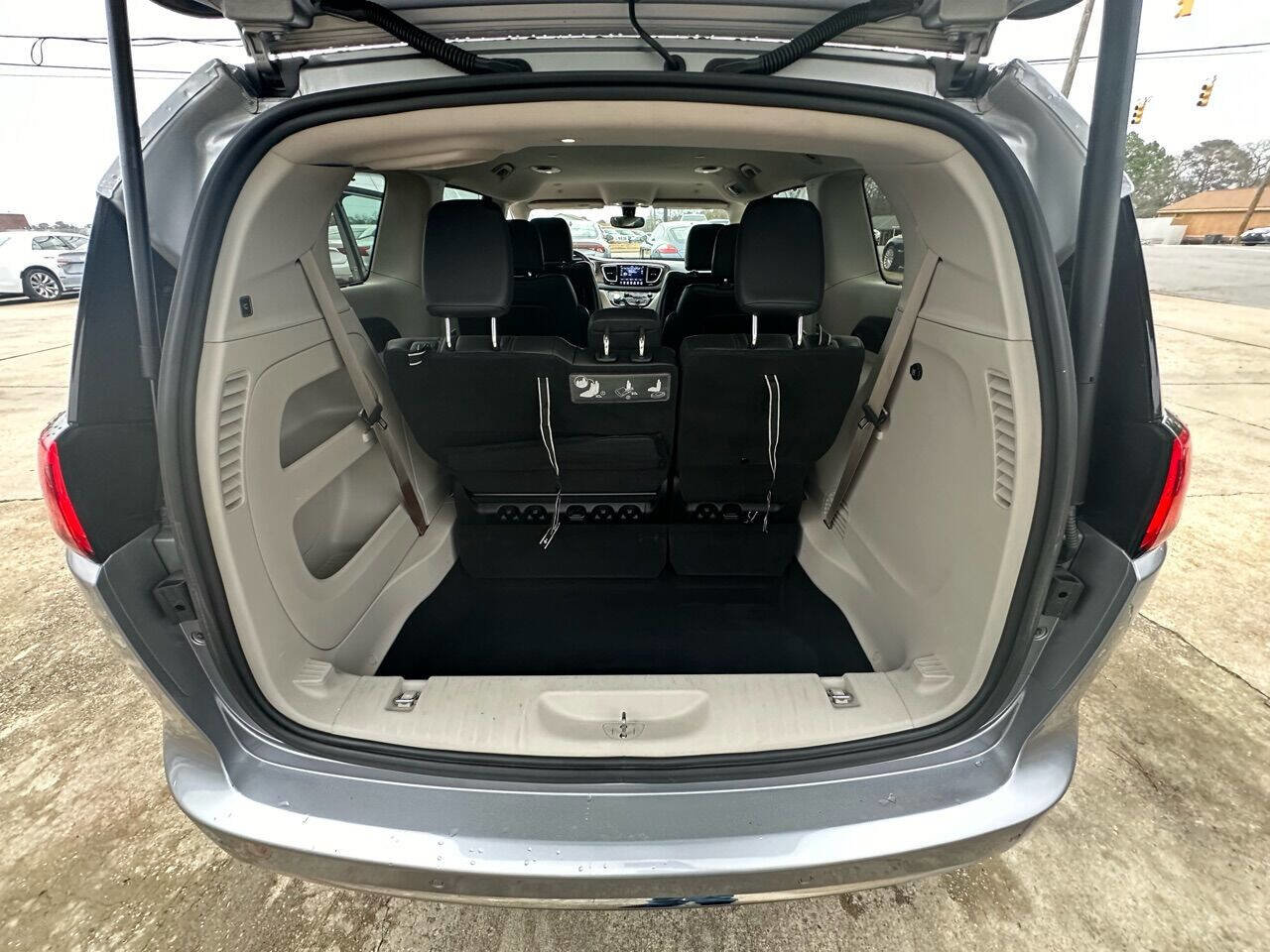 Used 2018 Chrysler Pacifica Touring-L Plus FWD image 22