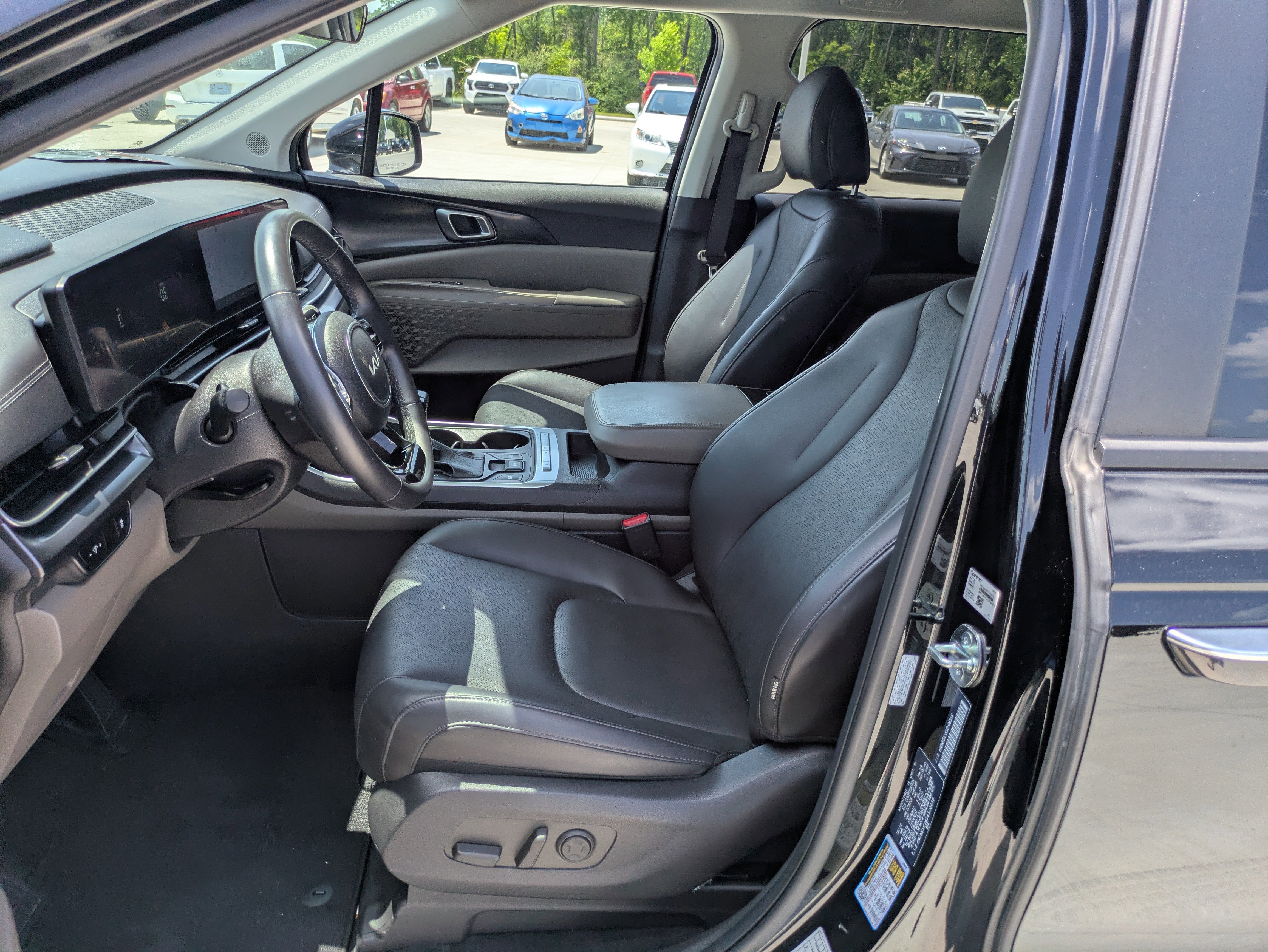 Used 2025 Kia Carnival FWD image 10