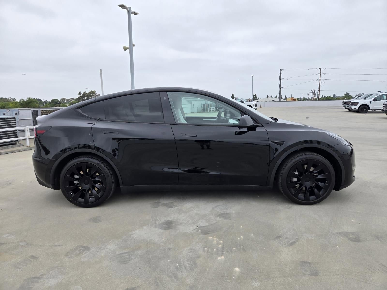 Used 2023 Tesla Model Y Long Range AWD/4WD image 2