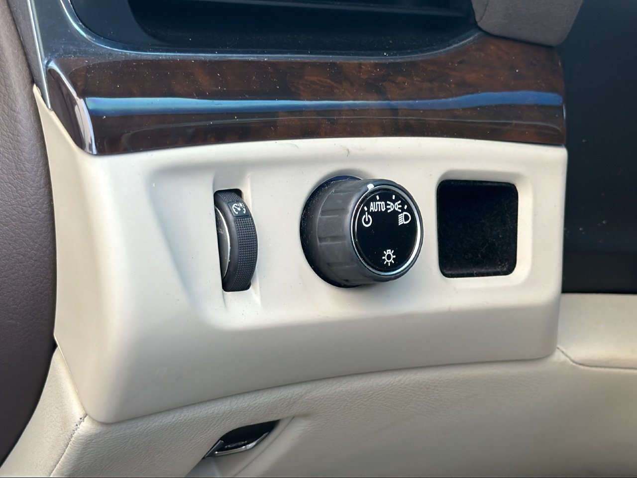Used 2017 Cadillac Escalade Premium Luxury RWD image 21