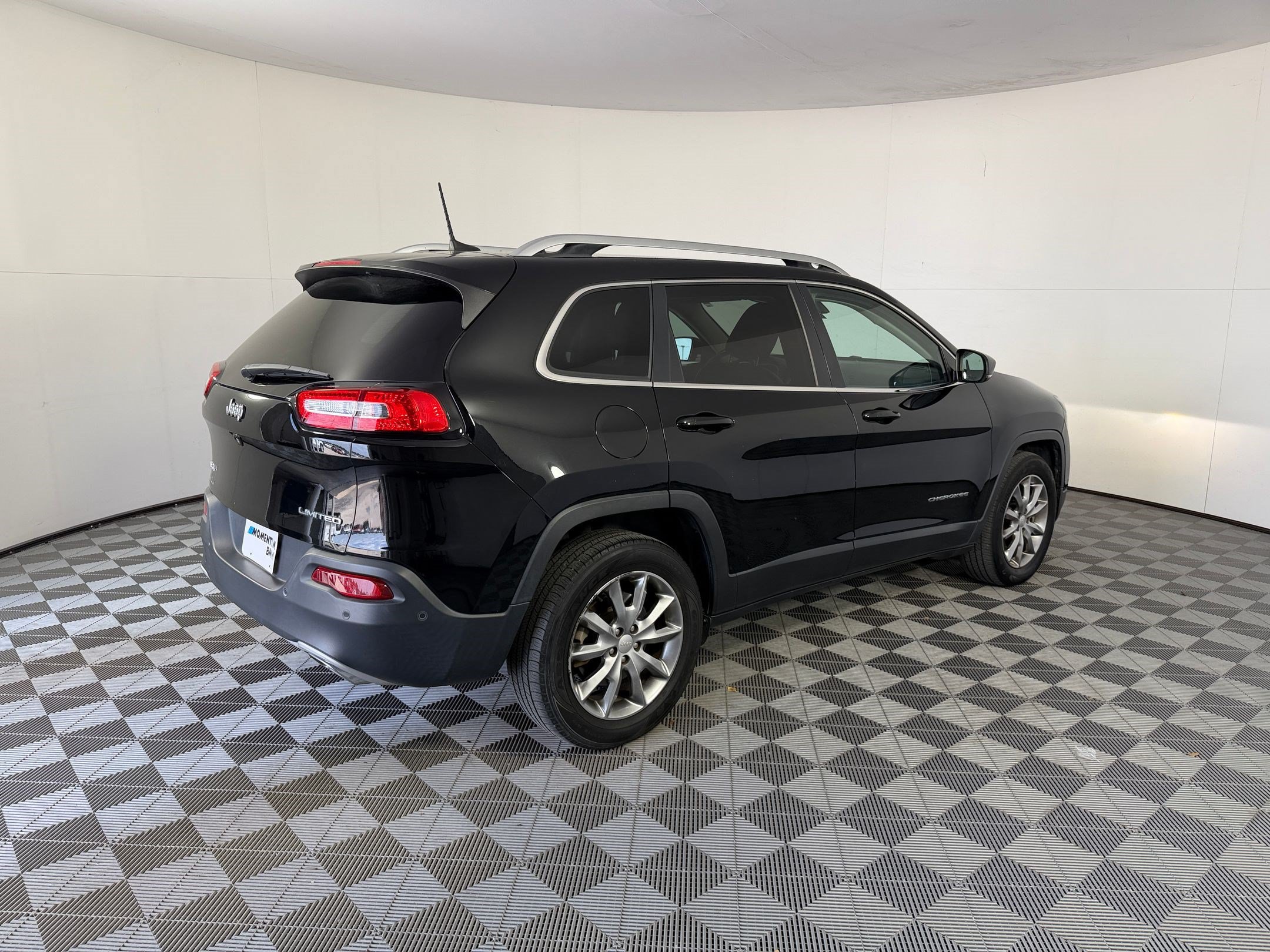 Used 2018 Jeep Cherokee Limited w/ Technology Group AWD/4WD image 9