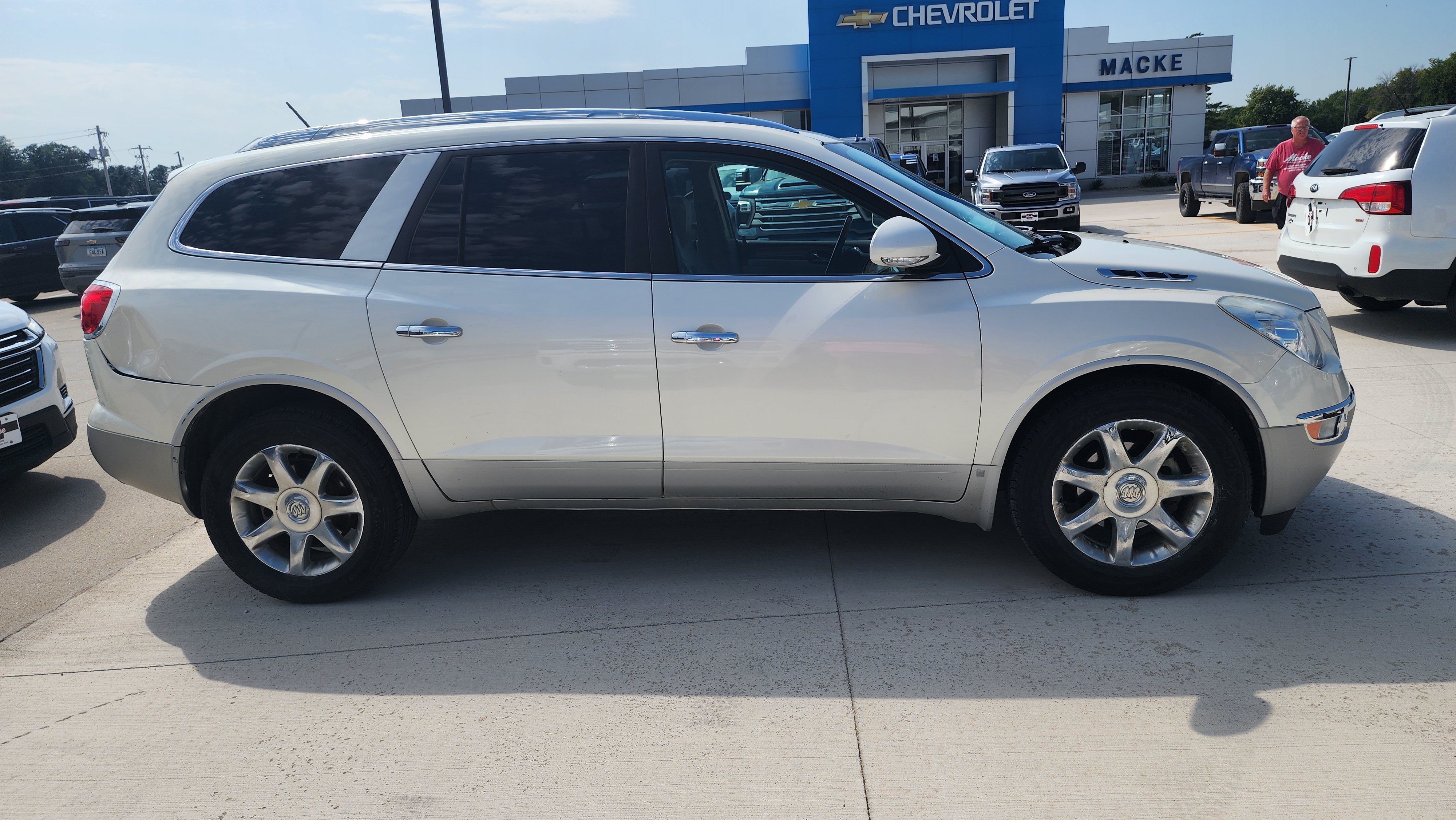 Used 2009 Buick Enclave CXL w/ Driver Confidence Package FWD image 6