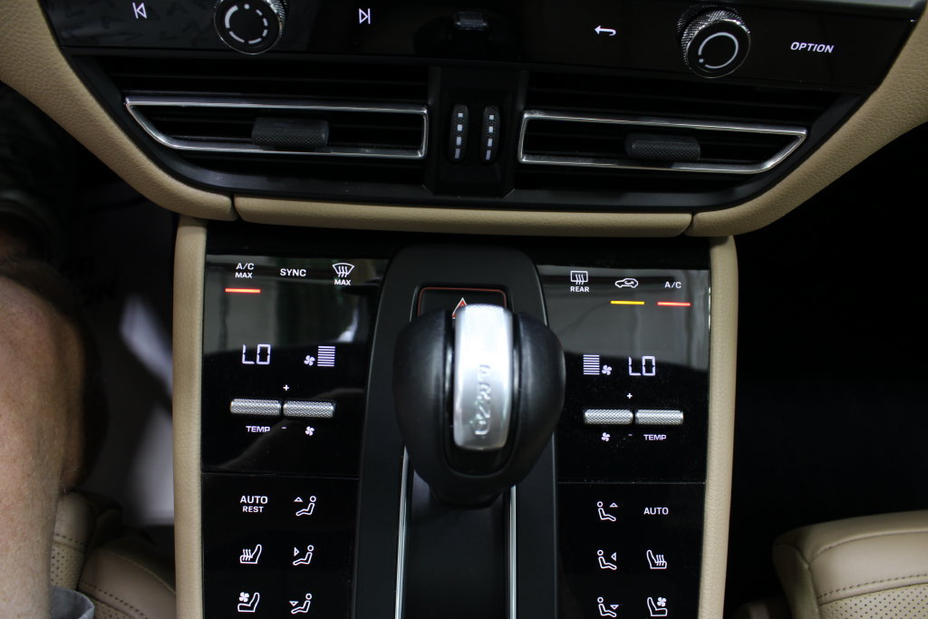 Used 2023 Porsche Macan AWD/4WD image 33