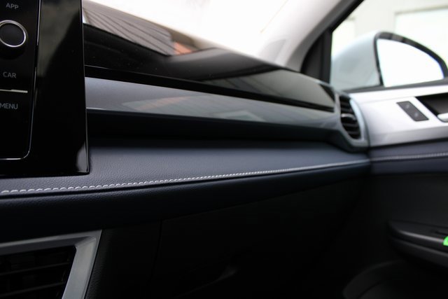 New 2025 Volkswagen Taos SEL image 9