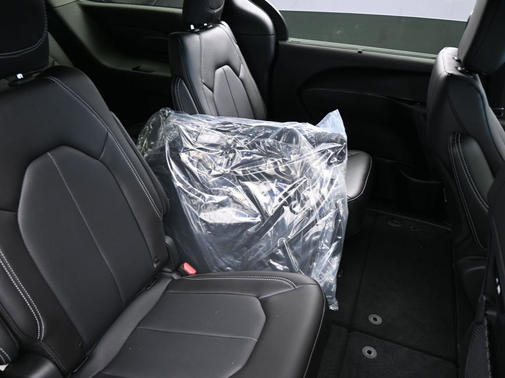 Used 2025 Chrysler Pacifica Select image 36