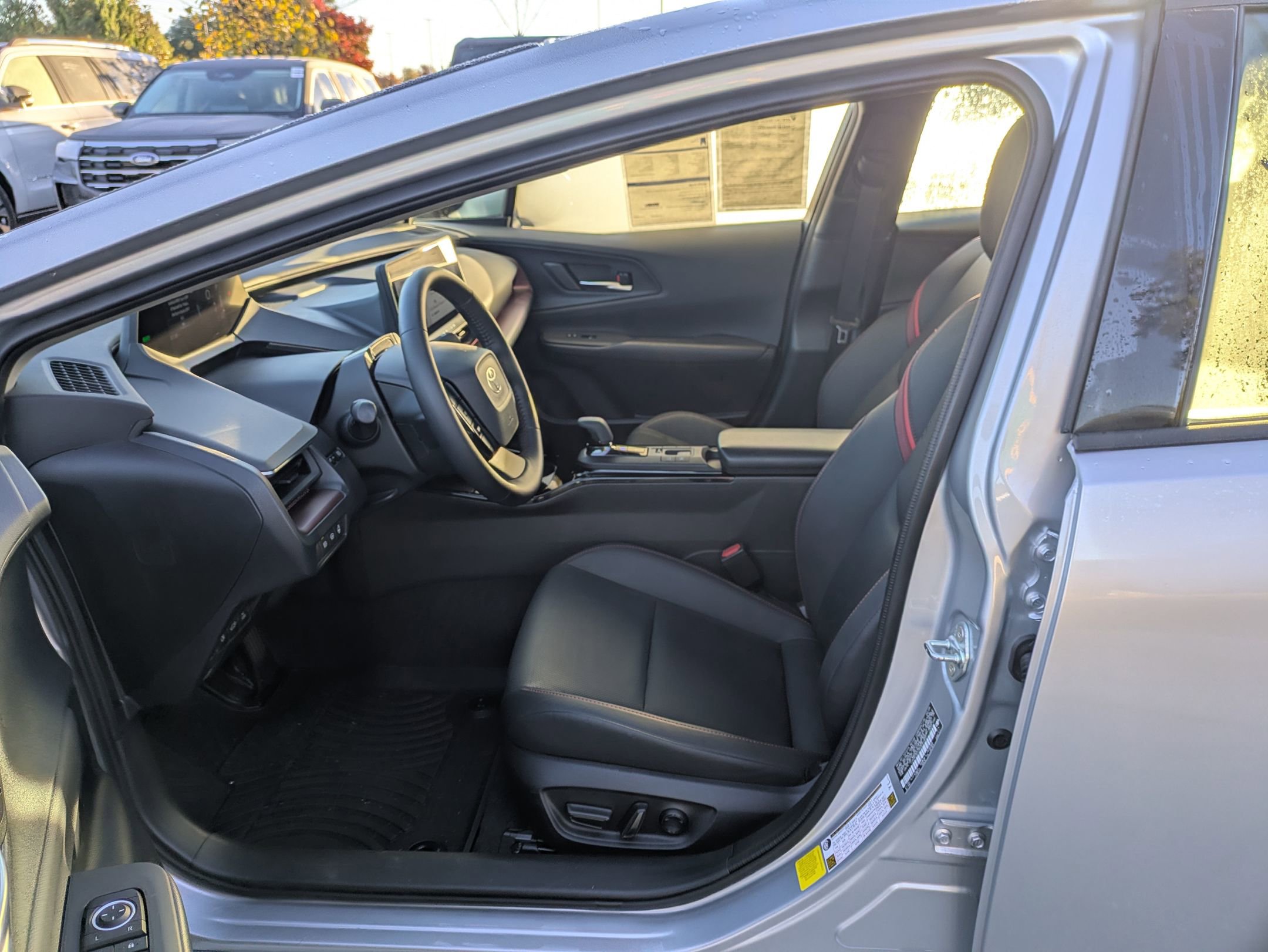 Used 2025 Toyota Prius Plug-In Hybrid image 12