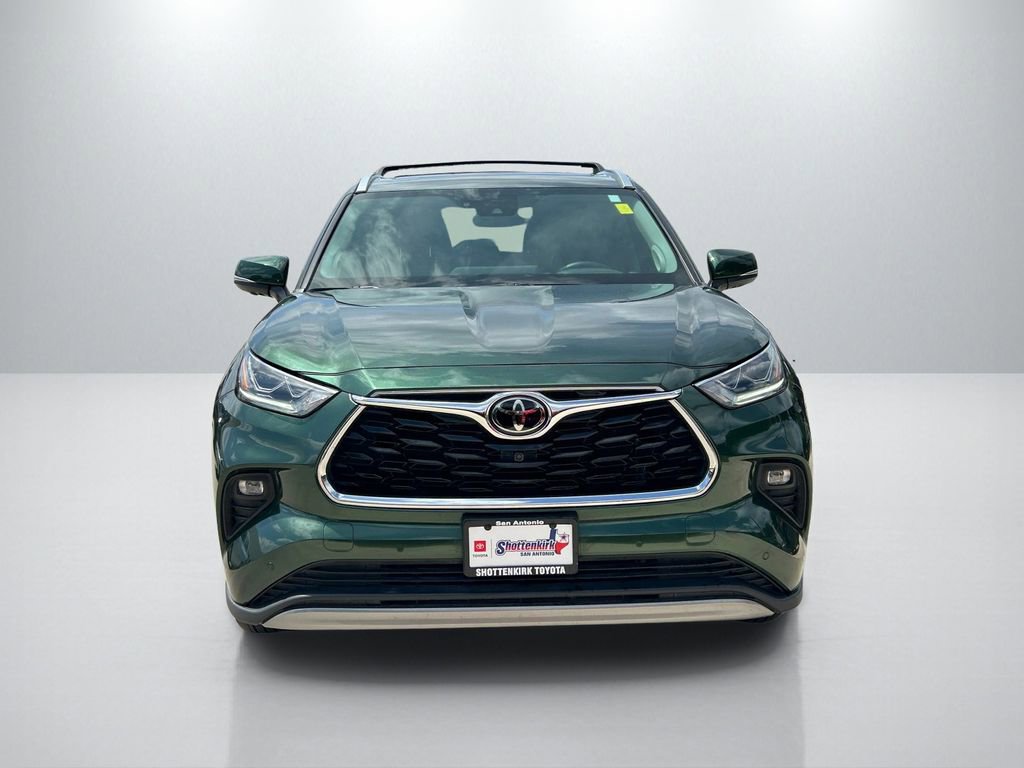 Used 2024 Toyota Highlander Platinum FWD image 2