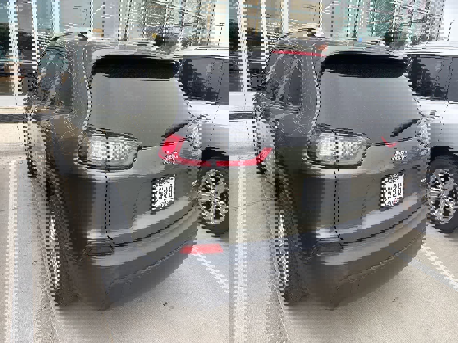 Used 2021 Jeep Cherokee Latitude image 3