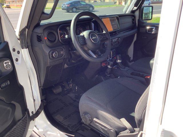 Used 2025 Jeep Wrangler Unlimited Rubicon w/ Convenience Group AWD/4WD image 7