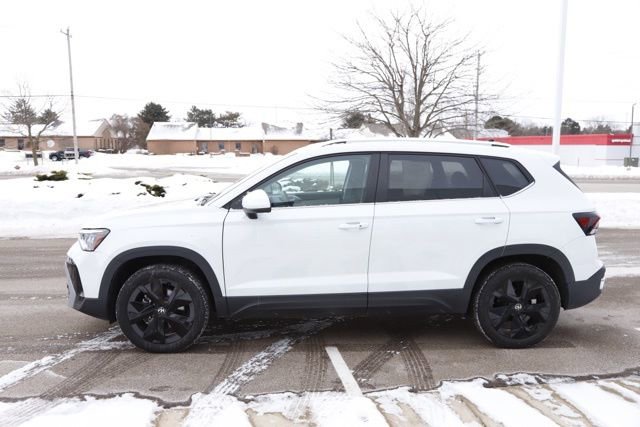 Used 2025 Volkswagen Taos SE w/ Black Wheel Package image 5