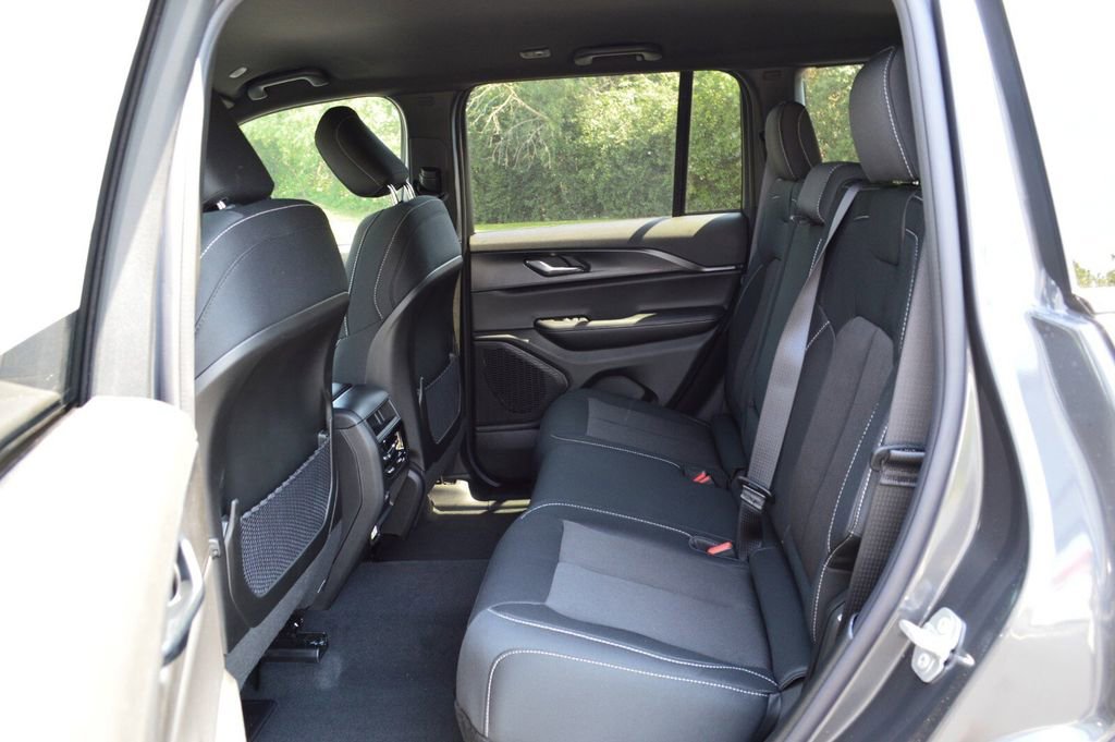 New 2025 Jeep Grand Cherokee Laredo w/ Luxury Tech Group I image 27