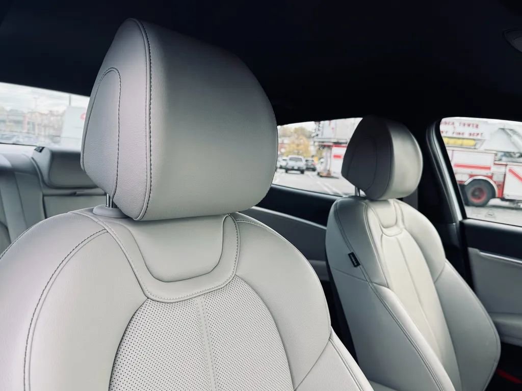 Used 2023 Genesis G70 2.0T image 24