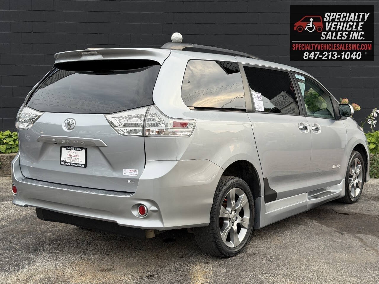 Used 2014 Toyota Sienna SE FWD image 6