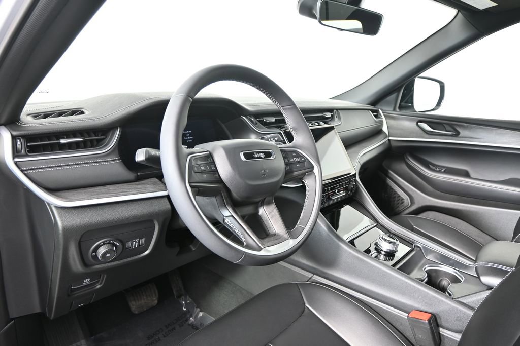 Used 2025 Jeep Grand Cherokee L Limited w/ Black Appearance Package image 24