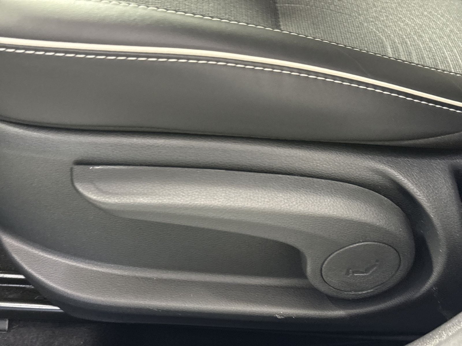 Used 2023 Hyundai Venue Limited FWD image 15