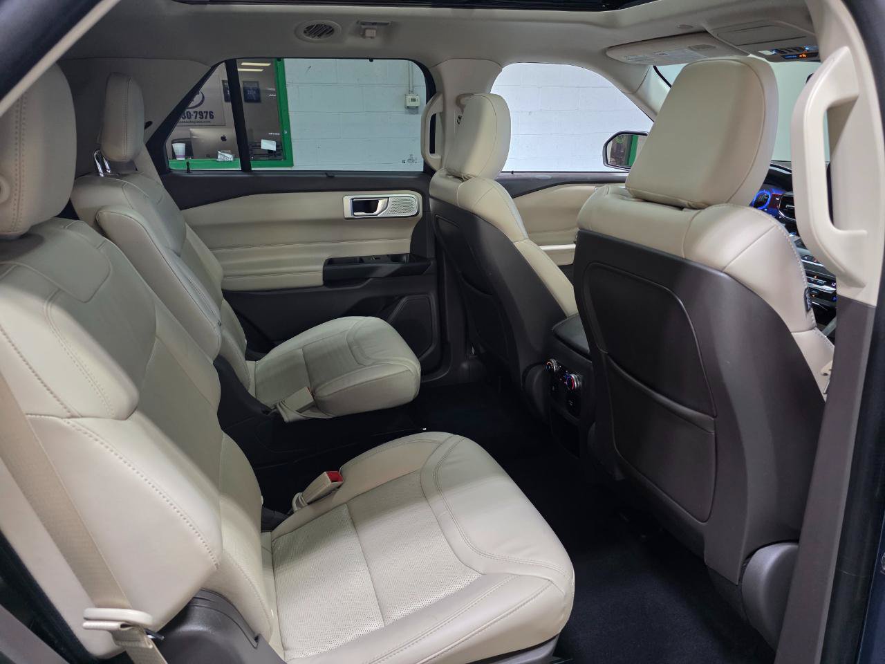 Used 2020 Ford Explorer Platinum w/ Premium Technology Package AWD/4WD image 23