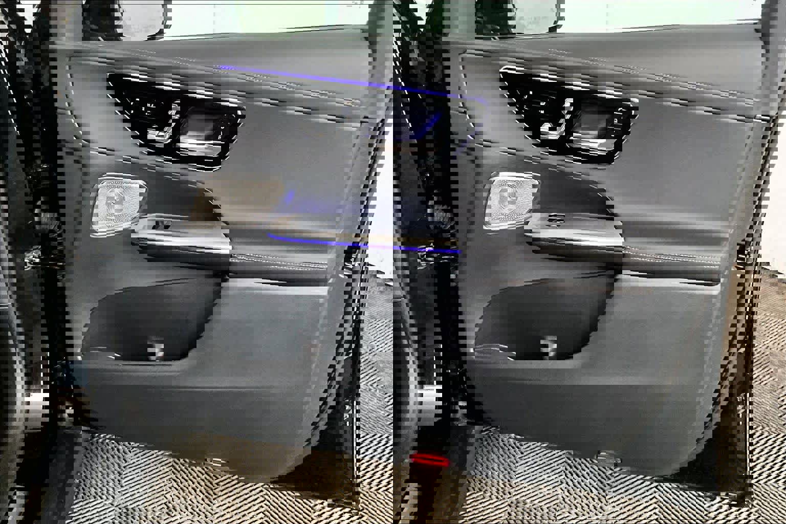 Used 2025 Mercedes-Benz GLC 300 4MATIC image 23