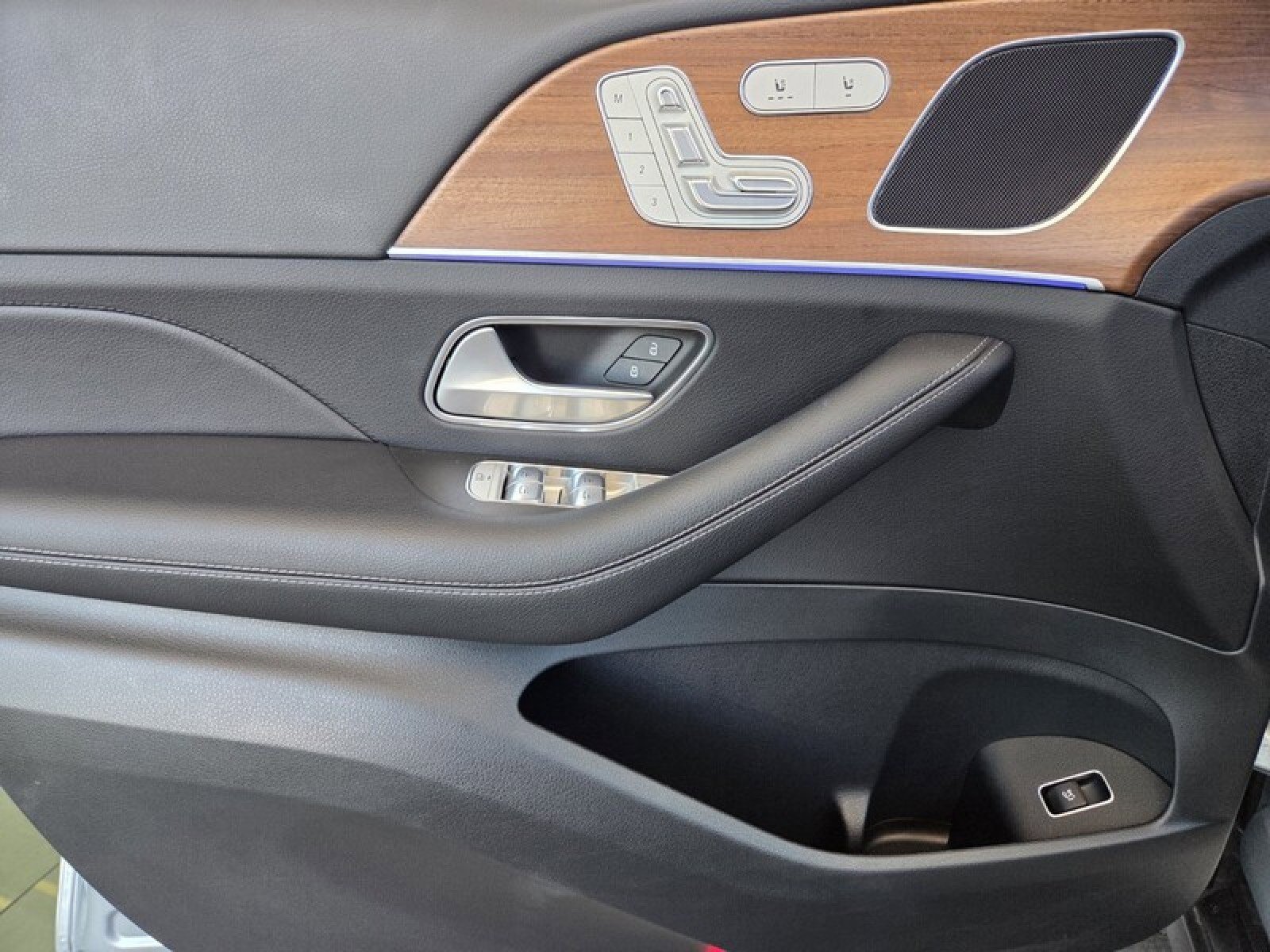 Certified 2025 Mercedes-Benz GLE 350 4MATIC w/ Winter Package image 23