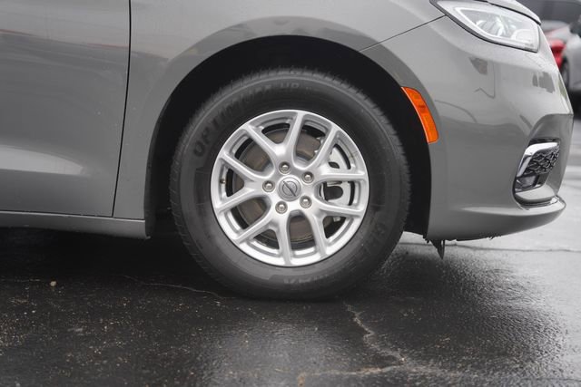 Used 2023 Chrysler Pacifica Touring-L FWD image 4