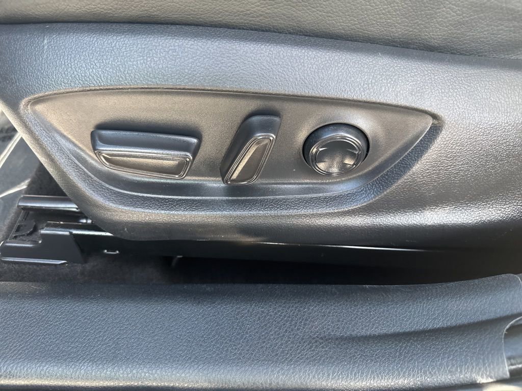 Used 2020 Toyota Camry SE image 10