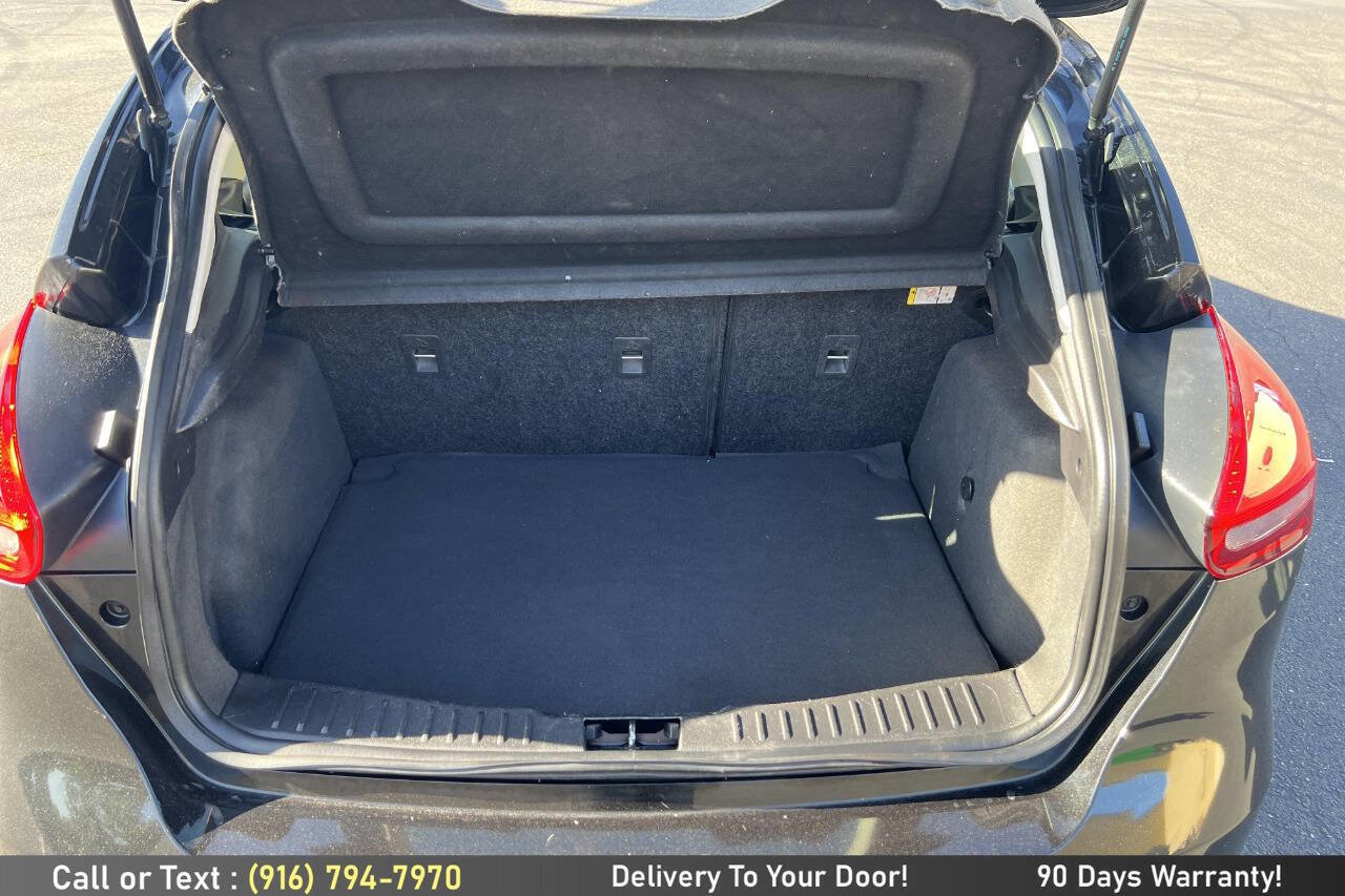 Used 2015 Ford Focus SE w/ SE Sport Package FWD image 11