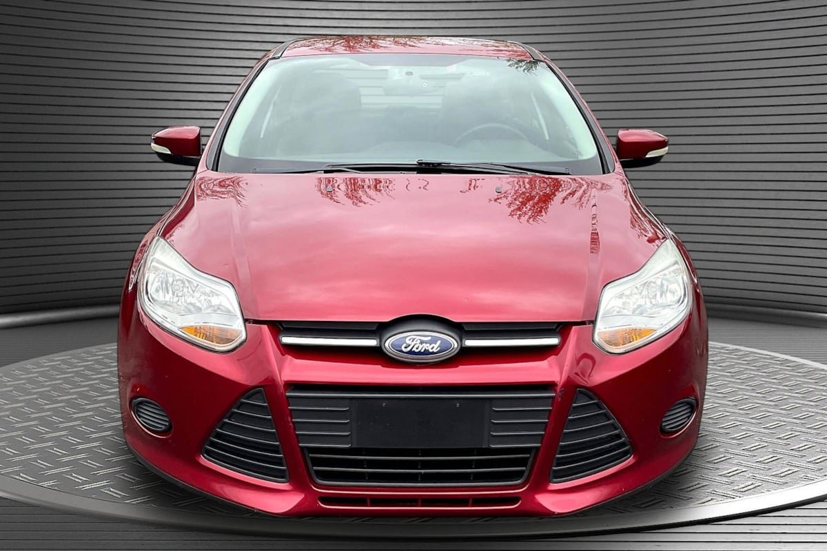 Used 2013 Ford Focus SE w/ SE Winter Pkg FWD image 2