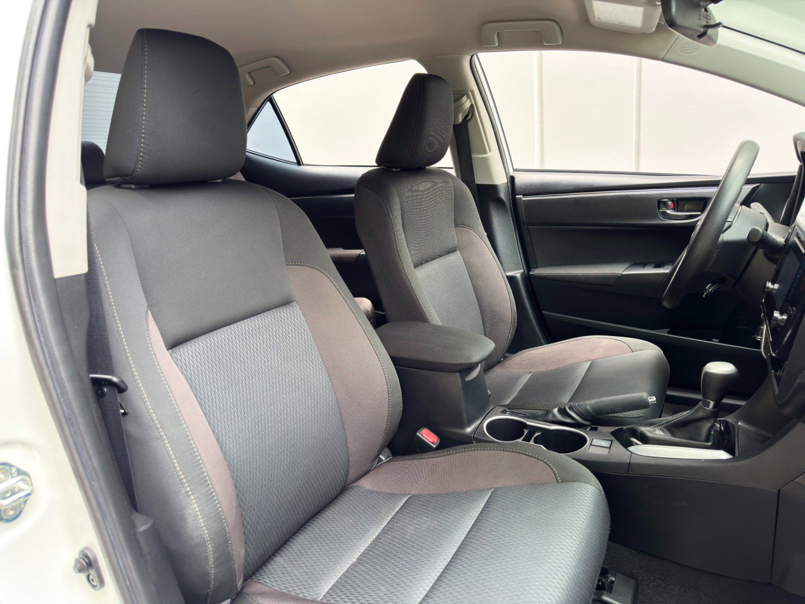 Used 2019 Toyota Corolla LE w/ Carpet Mat Package (TMS) FWD image 29