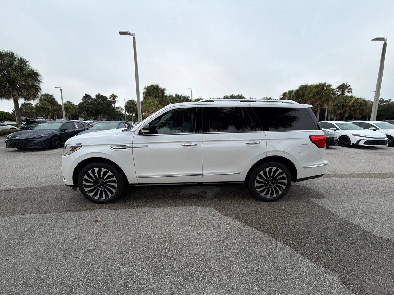 Used 2019 Lincoln Navigator Select w/ Technology Package RWD image 2
