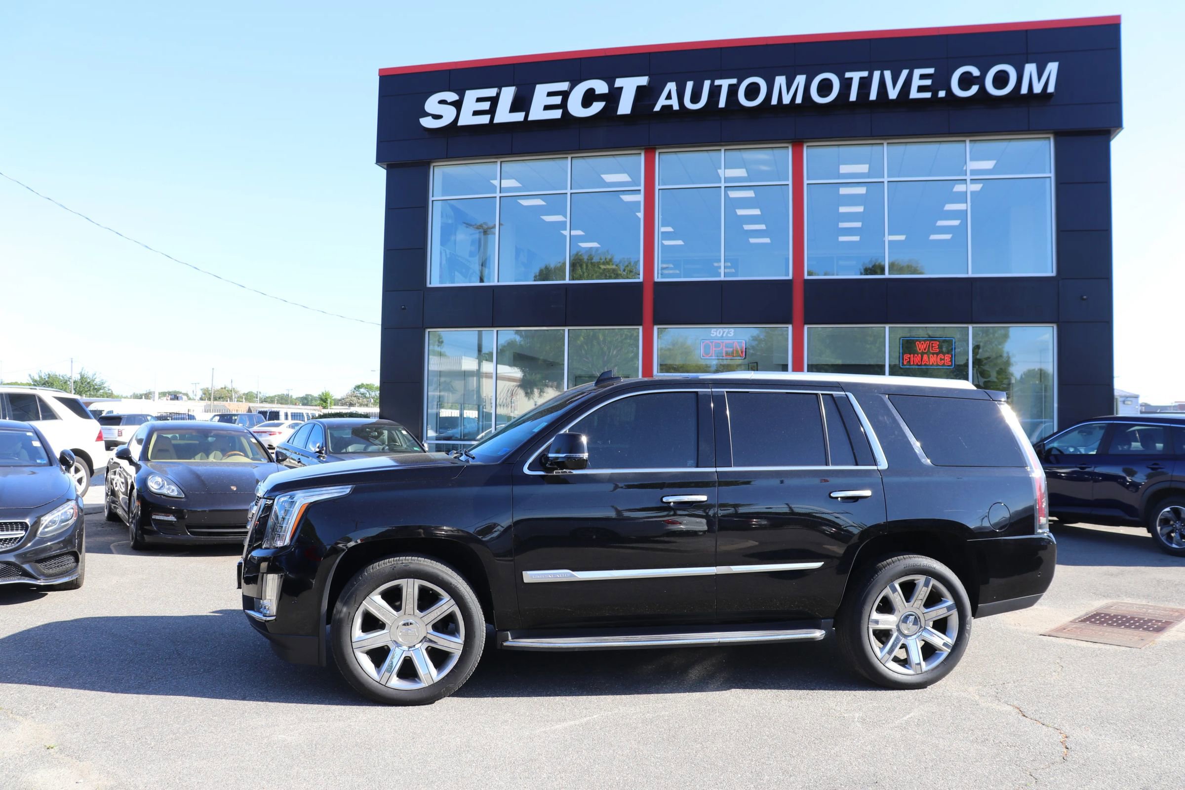 Used 2017 Cadillac Escalade Luxury AWD/4WD image 28