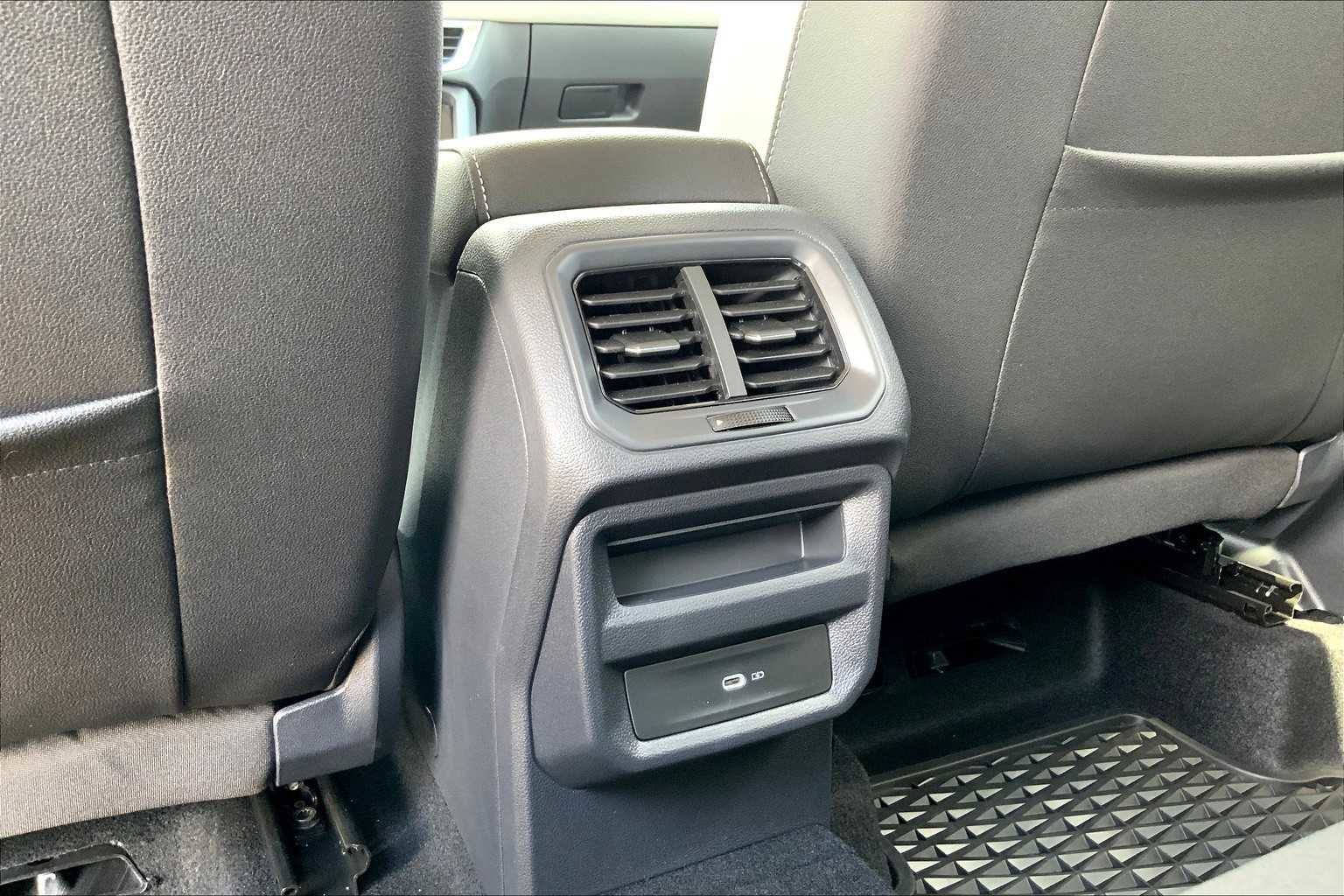 Used 2025 Volkswagen Taos SE AWD/4WD image 39