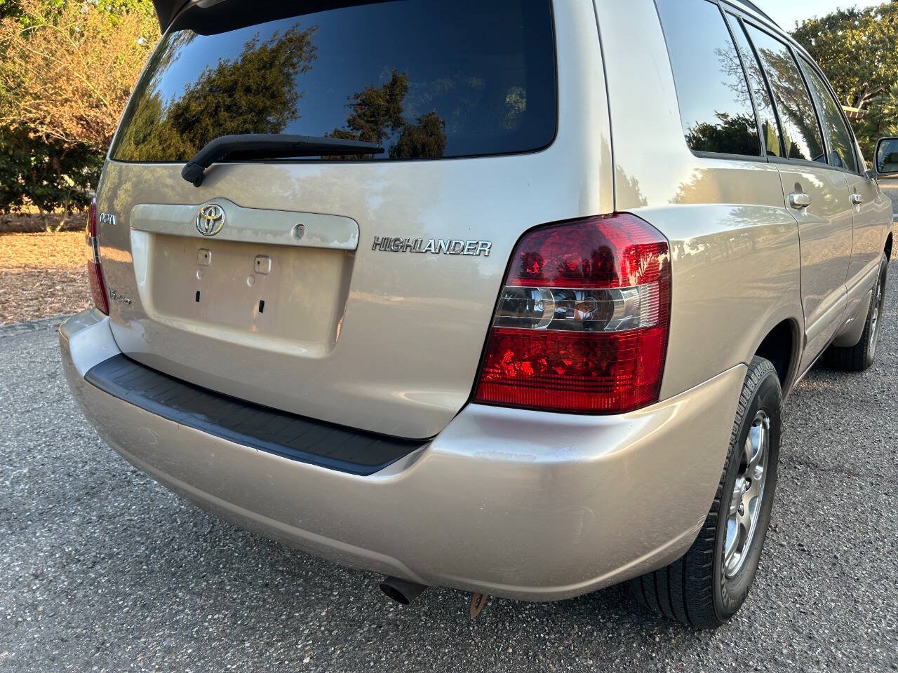 Used 2004 Toyota Highlander 4WD V6 w/ Preferred Pkg image 16