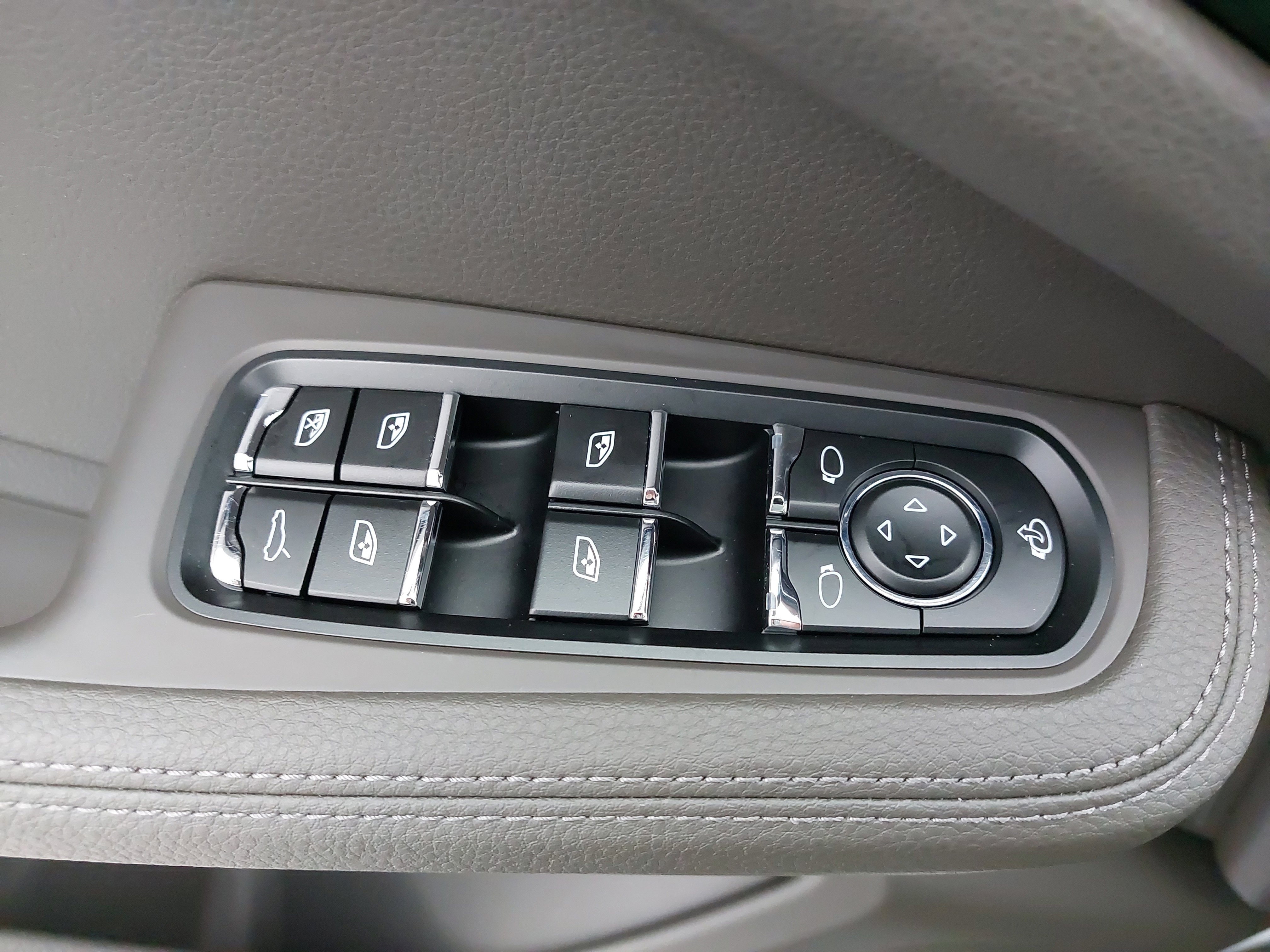 Used 2025 Porsche Macan image 29