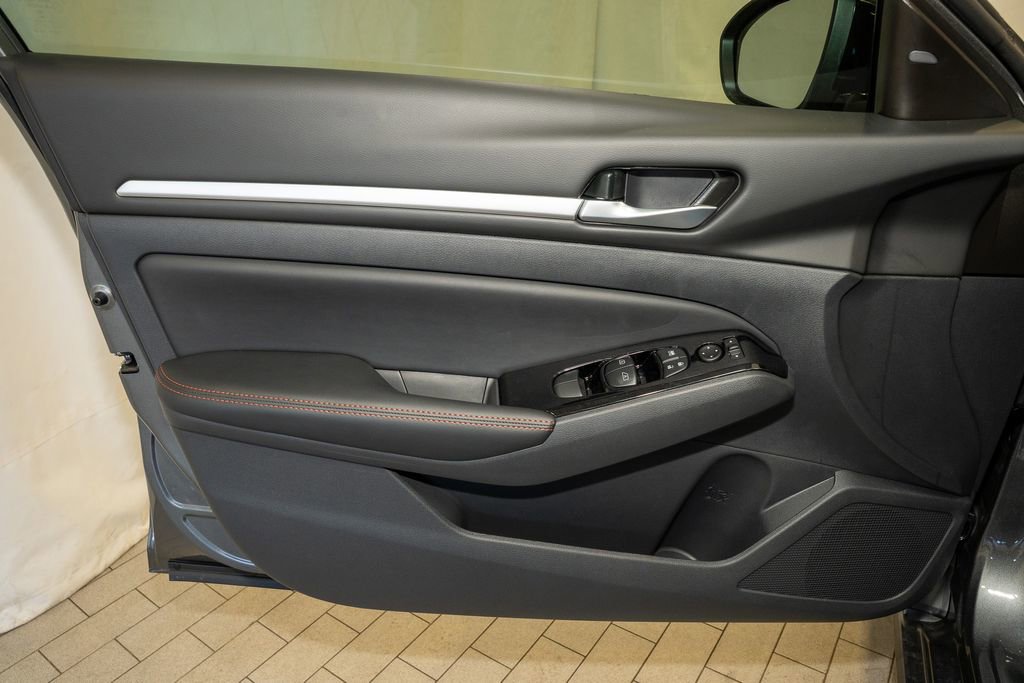 New 2025 Nissan Altima 2.5 SR image 15