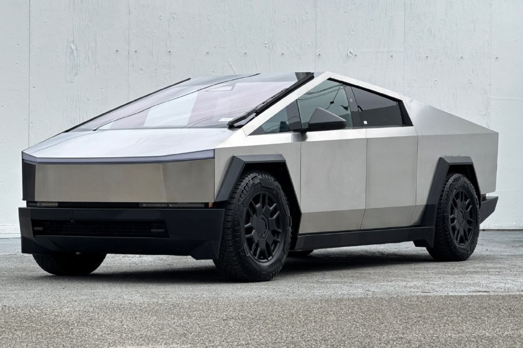Used 2024 Tesla Cybertruck AWD Crew Cab image 7