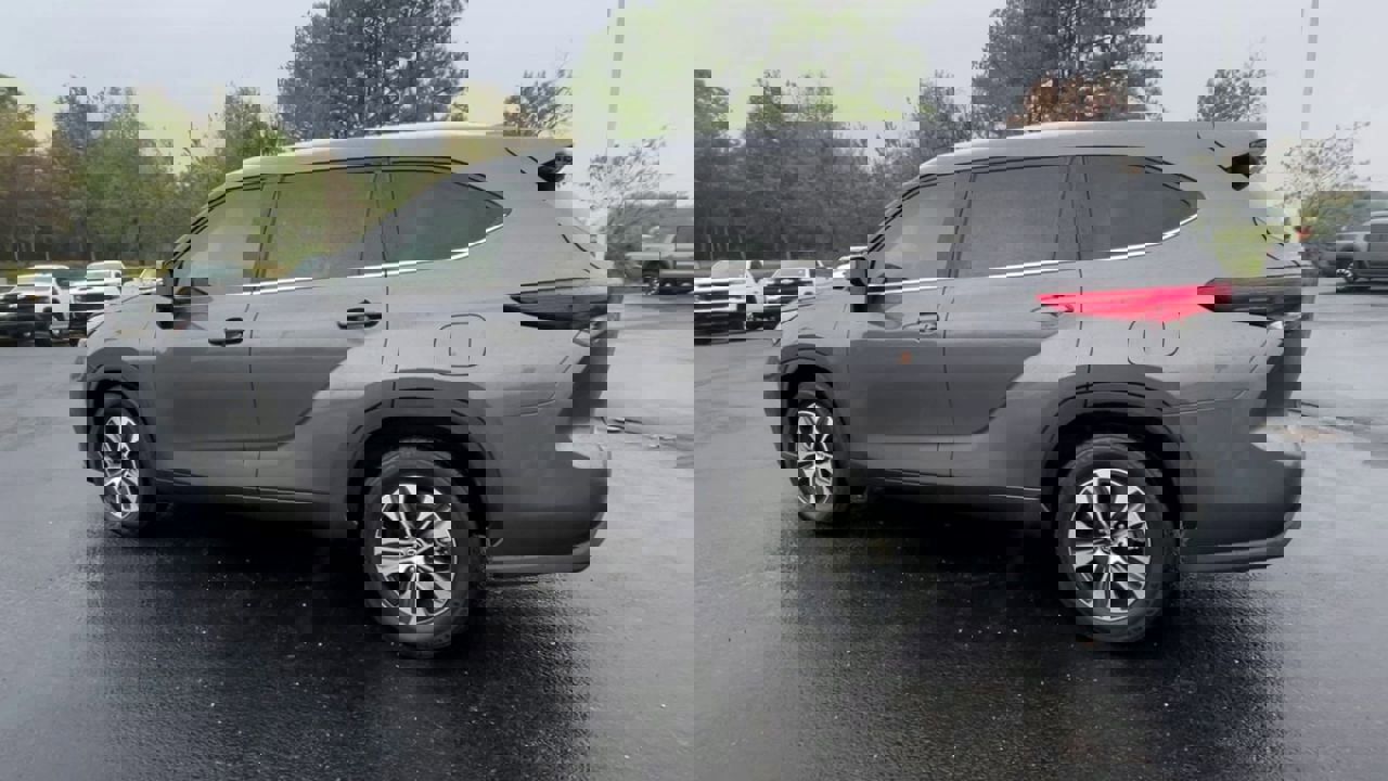 Used 2023 Toyota Highlander XLE image 6