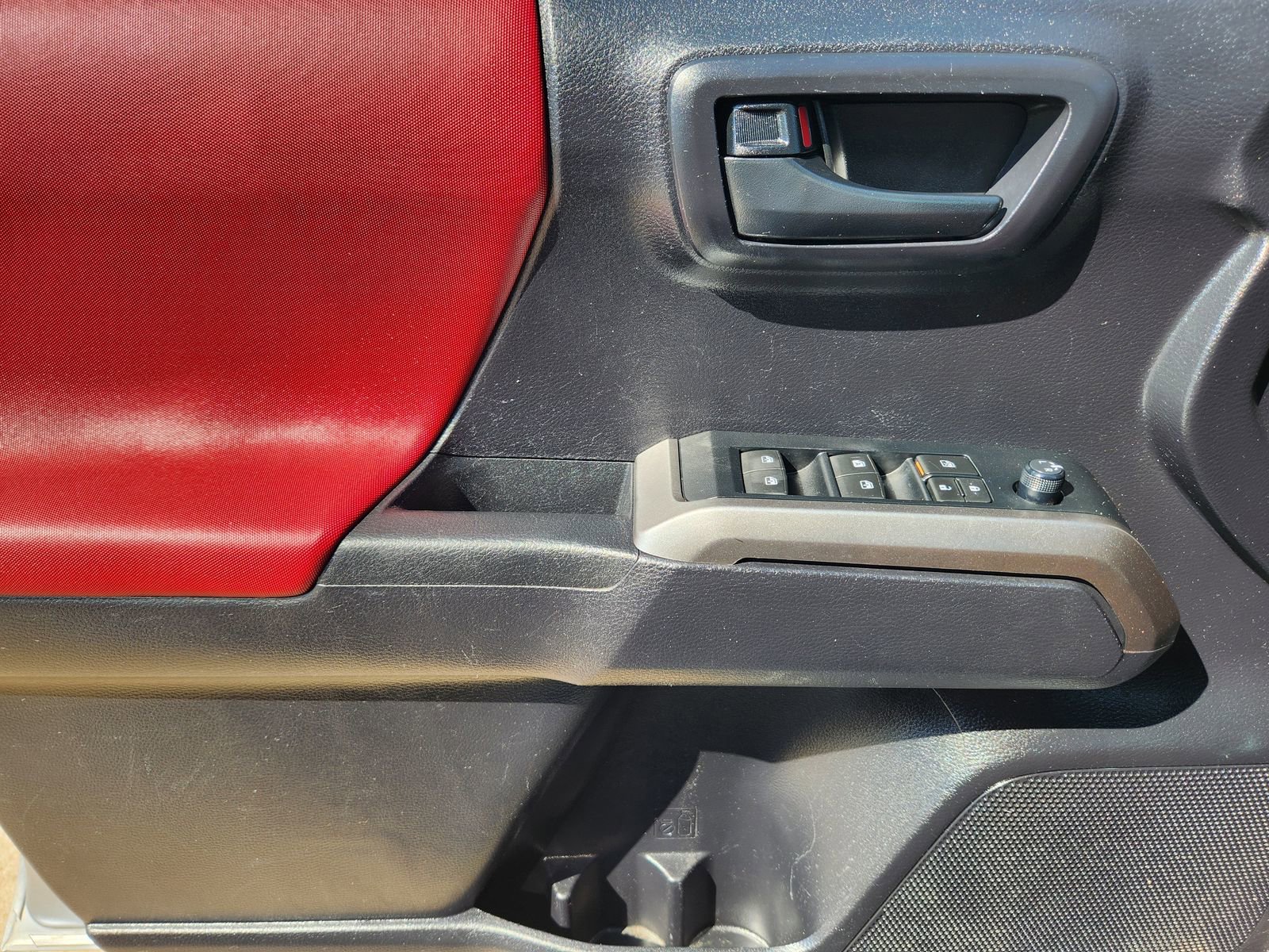 Used 2021 Toyota Tacoma SR5 AWD/4WD image 31
