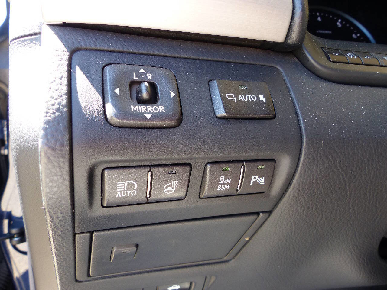 Used 2017 Lexus LS 460 AWD image 29