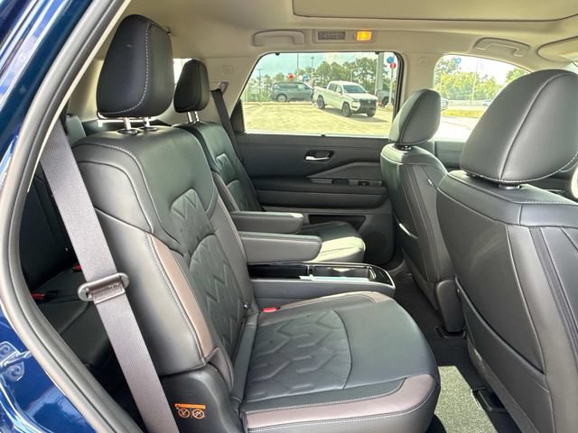 New 2026 Nissan Pathfinder Platinum w/ Accent Package FWD image 10