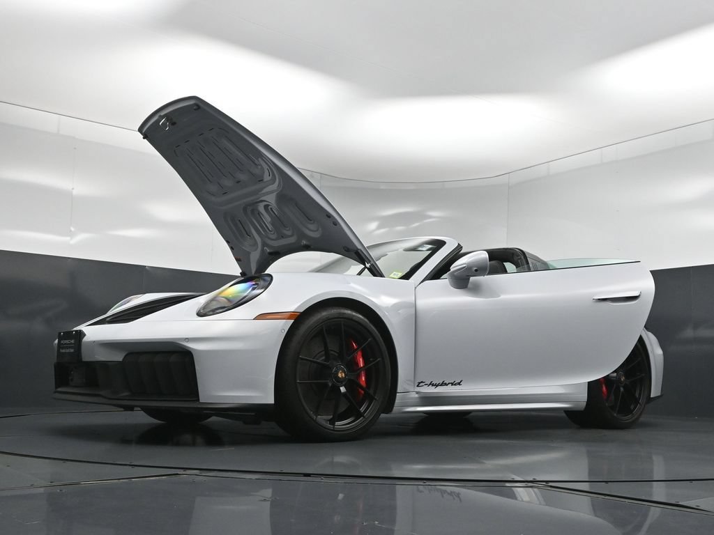 Certified 2025 Porsche 911 Targa 4 GTS AWD/4WD image 37