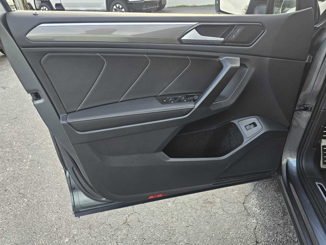 Used 2022 Volkswagen Tiguan SE R-Line image 8