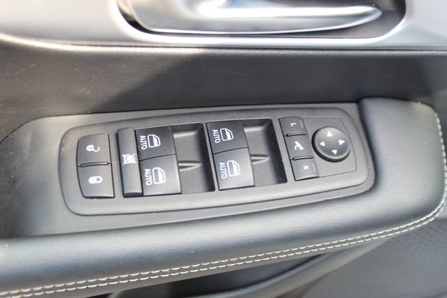 Used 2025 Chrysler Pacifica Limited FWD image 10