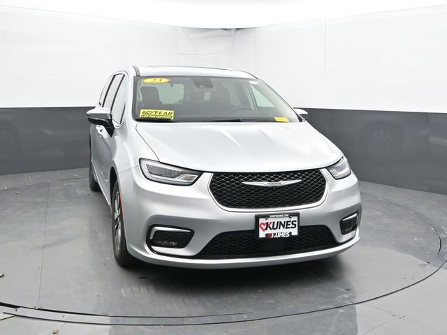 Used 2023 Chrysler Pacifica Limited FWD image 2