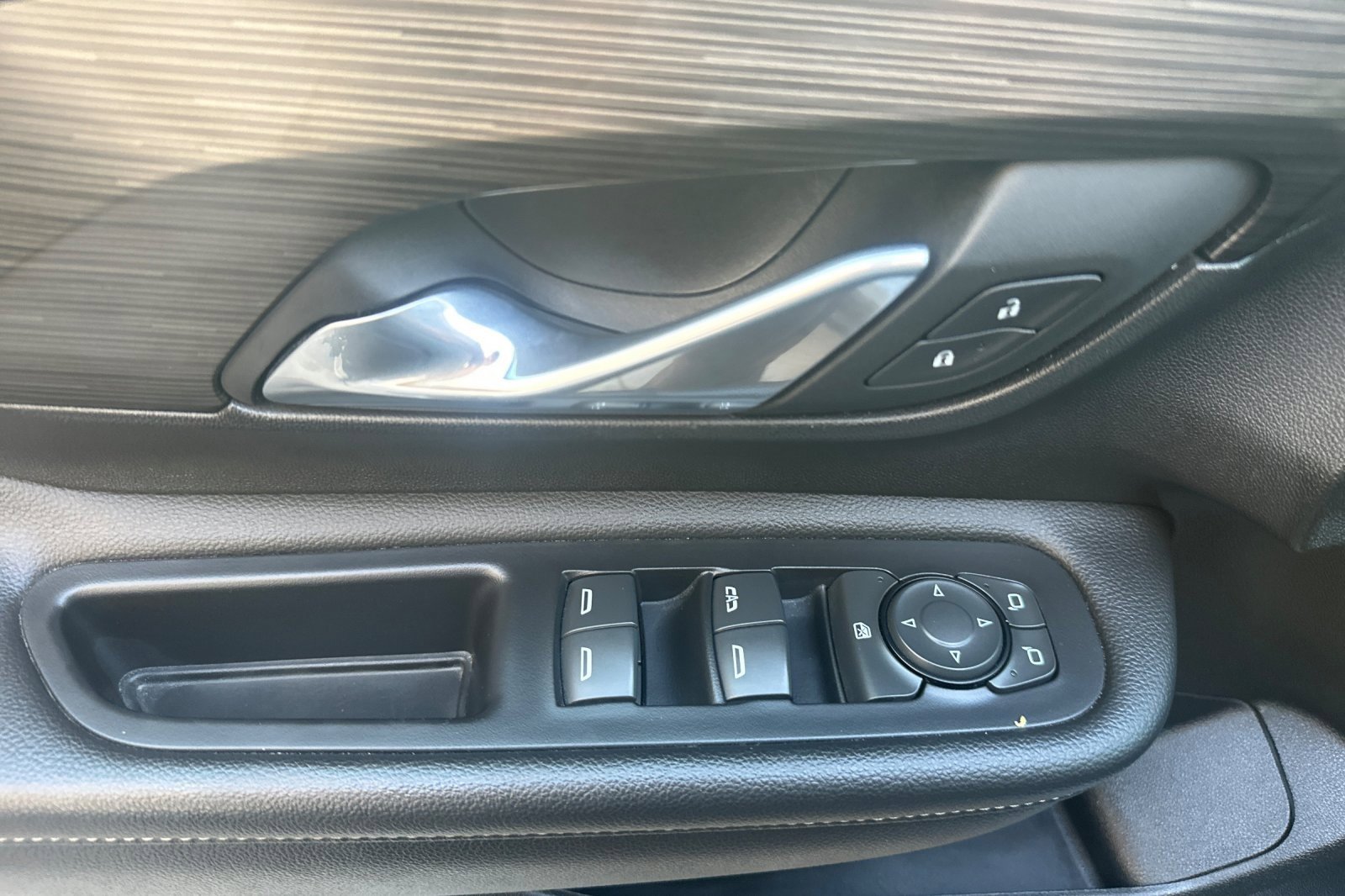 Used 2024 GMC Terrain SLE w/ Elevation Edition image 11