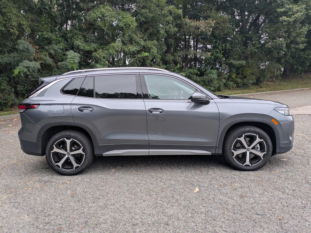 Certified 2025 Volkswagen Tiguan SE AWD/4WD image 3