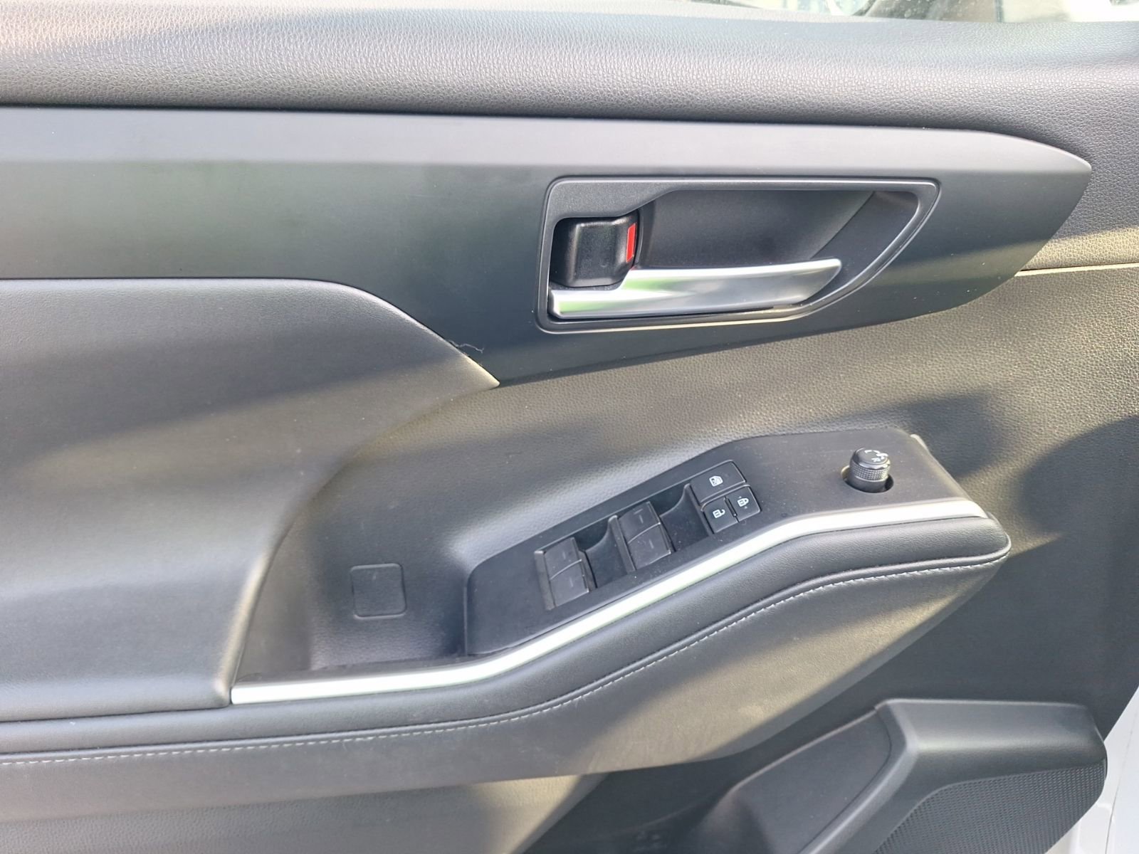 Used 2020 Toyota Highlander XLE FWD image 17