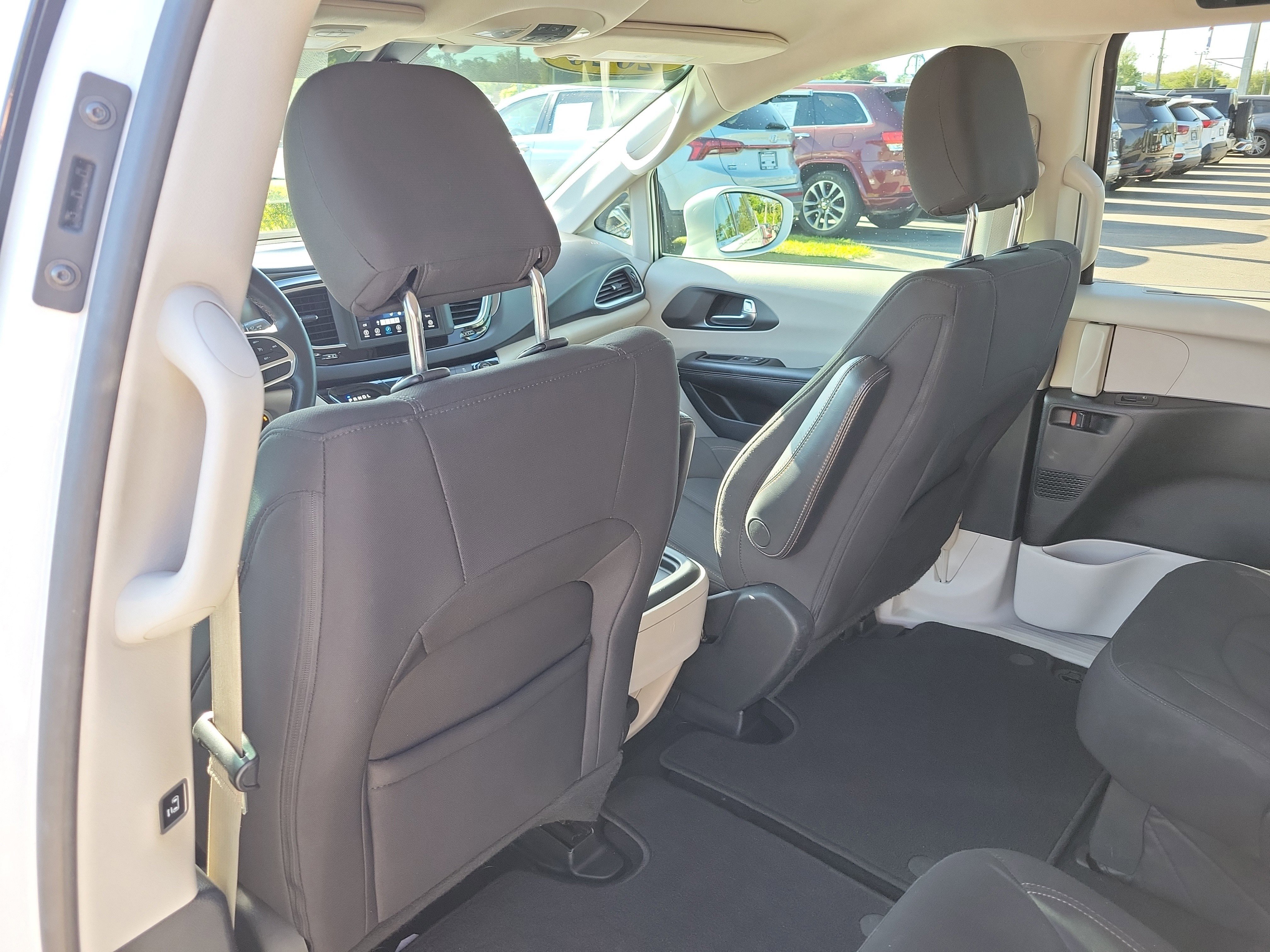 Used 2020 Chrysler Pacifica Touring w/ Cold Weather Group FWD image 17