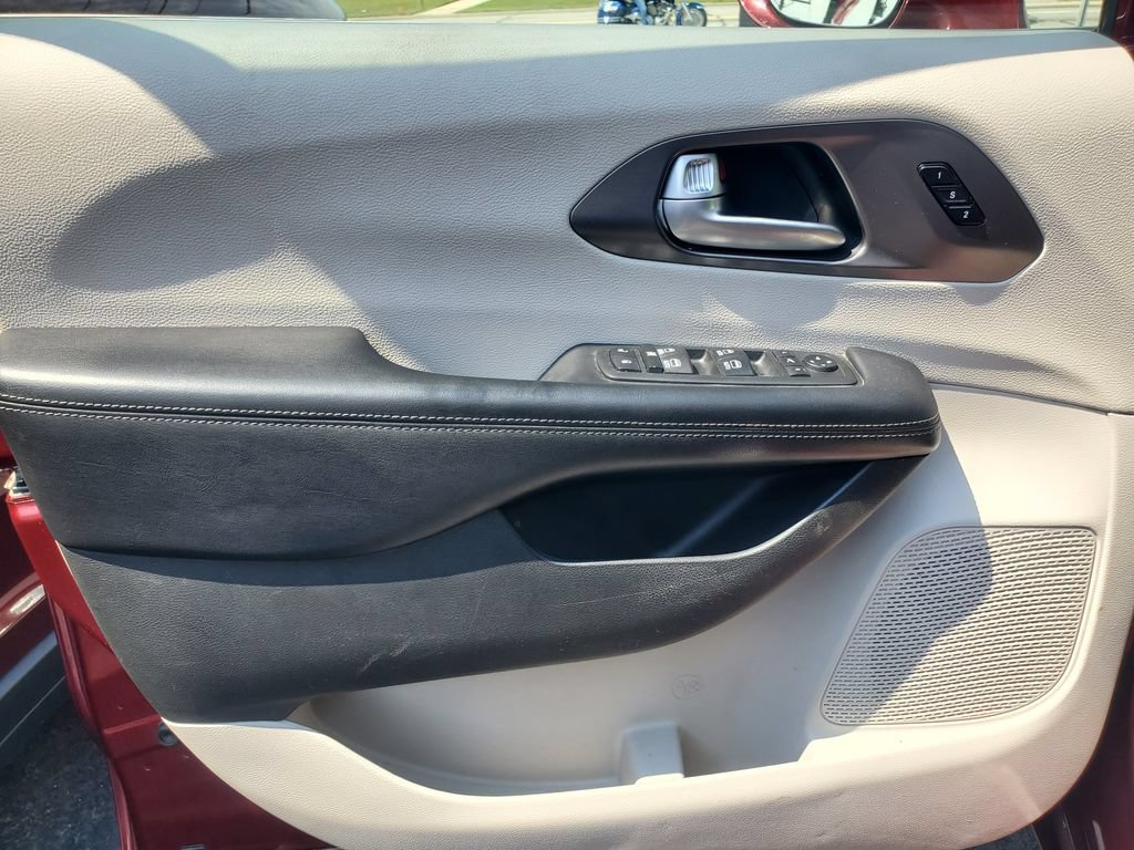 Used 2018 Chrysler Pacifica Limited FWD image 8