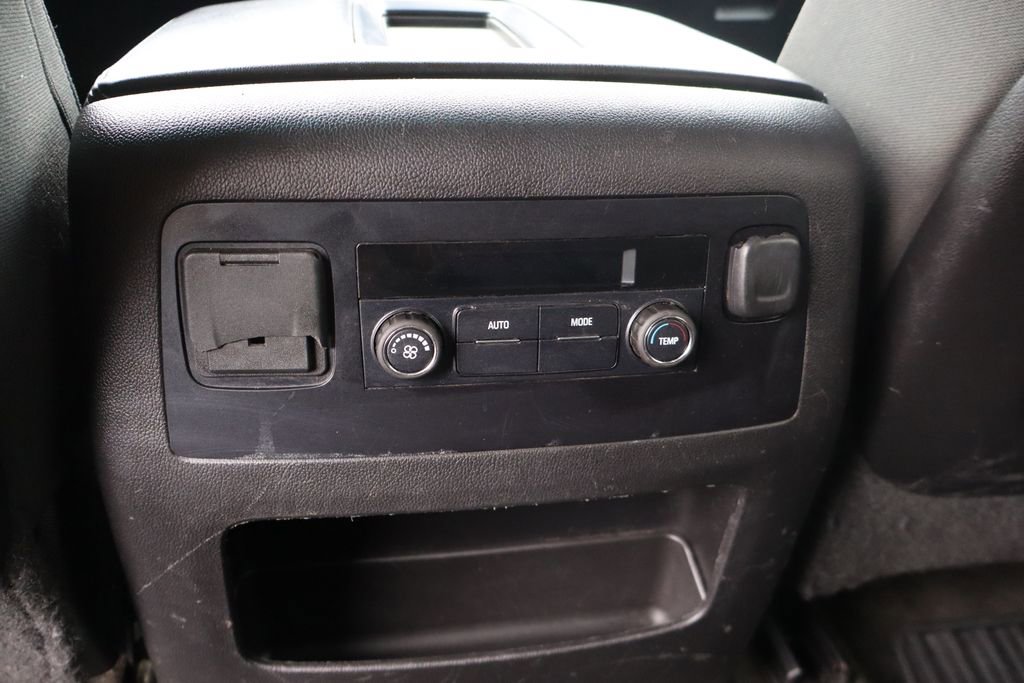 Used 2015 Chevrolet Suburban LS image 21