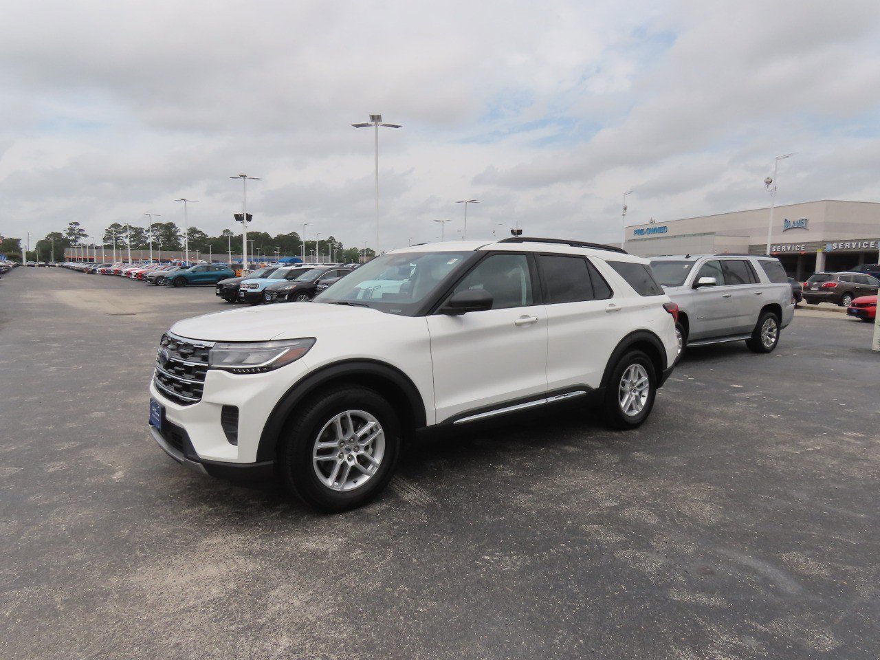 Certified 2025 Ford Explorer Active RWD image 2